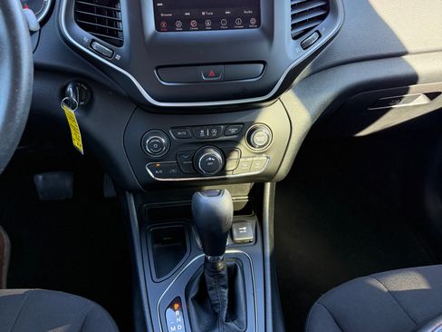 Used 2019 Jeep Cherokee Latitude w/ Popular Appearance Group image 3