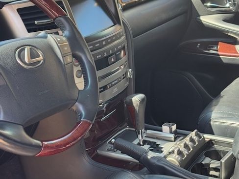 Used 2013 Lexus LX 570 4WD w/ Luxury Pkg image 5