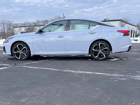 Used 2023 Nissan Altima 2.5 SR image 2