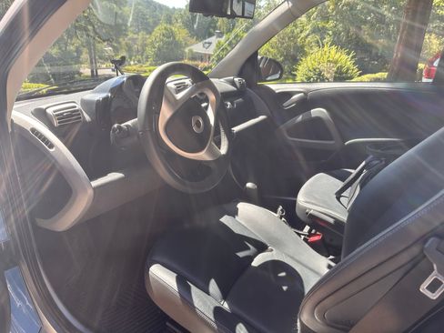 Used 2010 smart fortwo passion RWD image 5