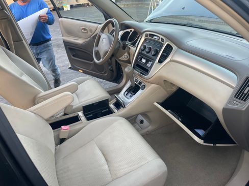 Used 2005 Toyota Highlander 2WD w/ 3rd Row image 10