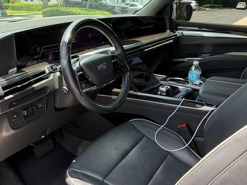 Used 2025 Cadillac Escalade Premium Luxury RWD image 12