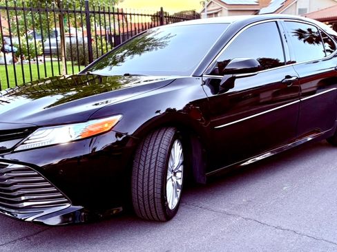 Used 2018 Toyota Camry XLE image 11