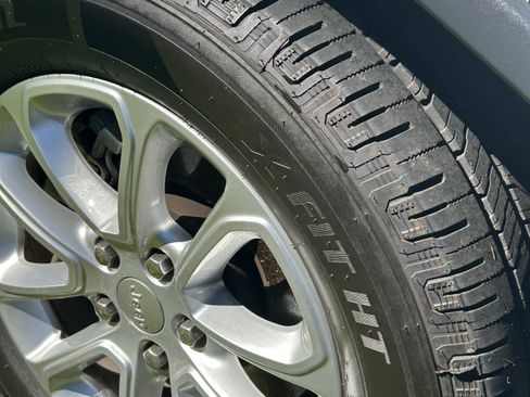 Used 2021 Jeep Grand Cherokee Laredo image 2