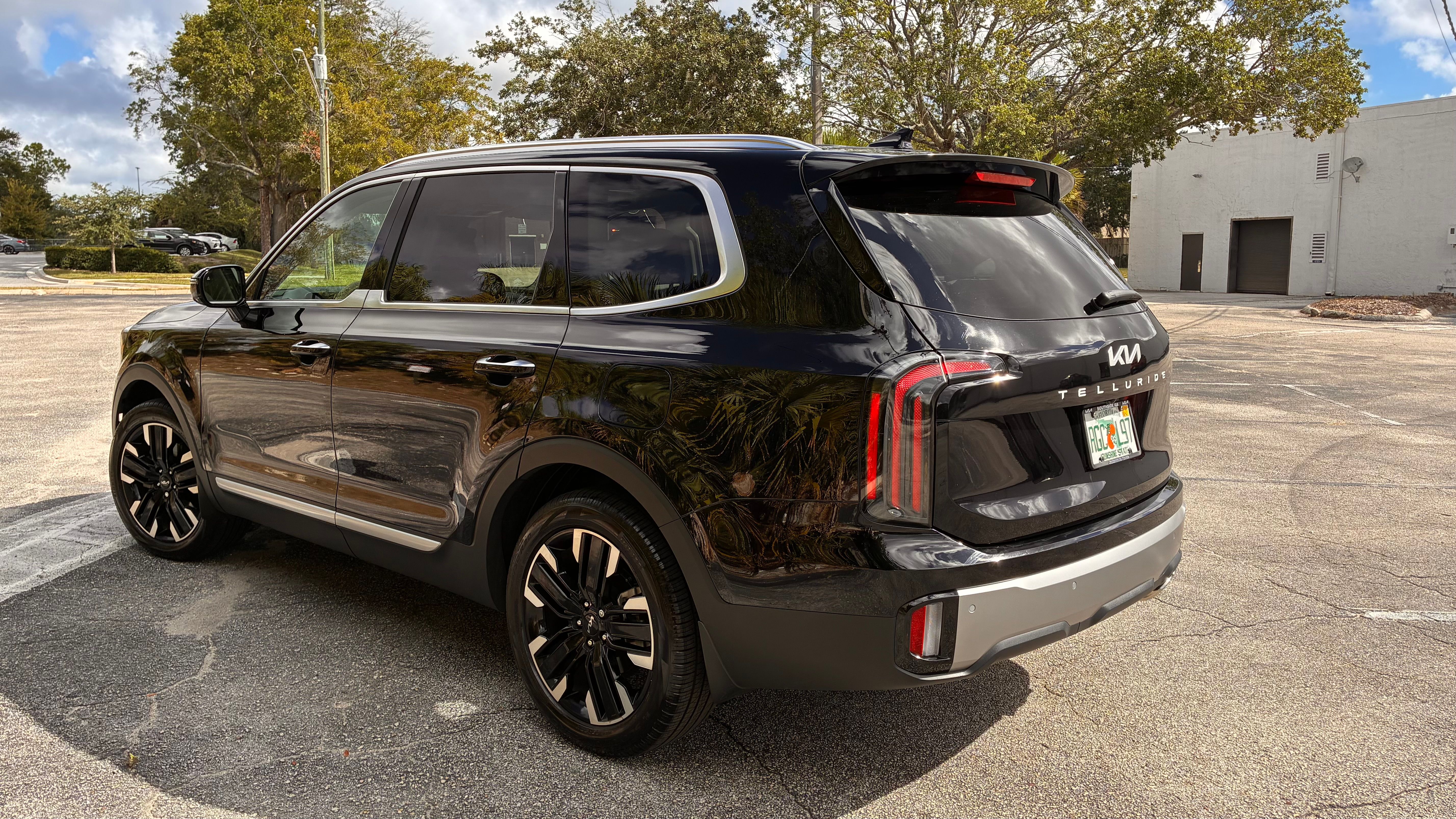 Used 2025 Kia Telluride SX FWD image 2