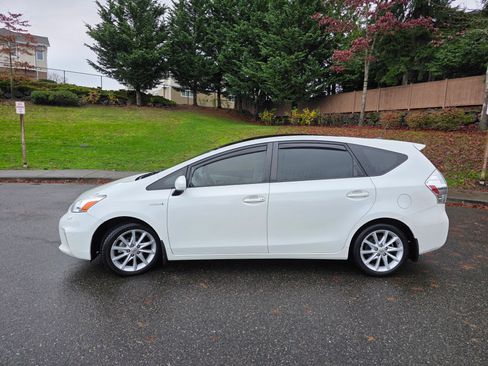 Used 2013 Toyota Prius V Five image 6