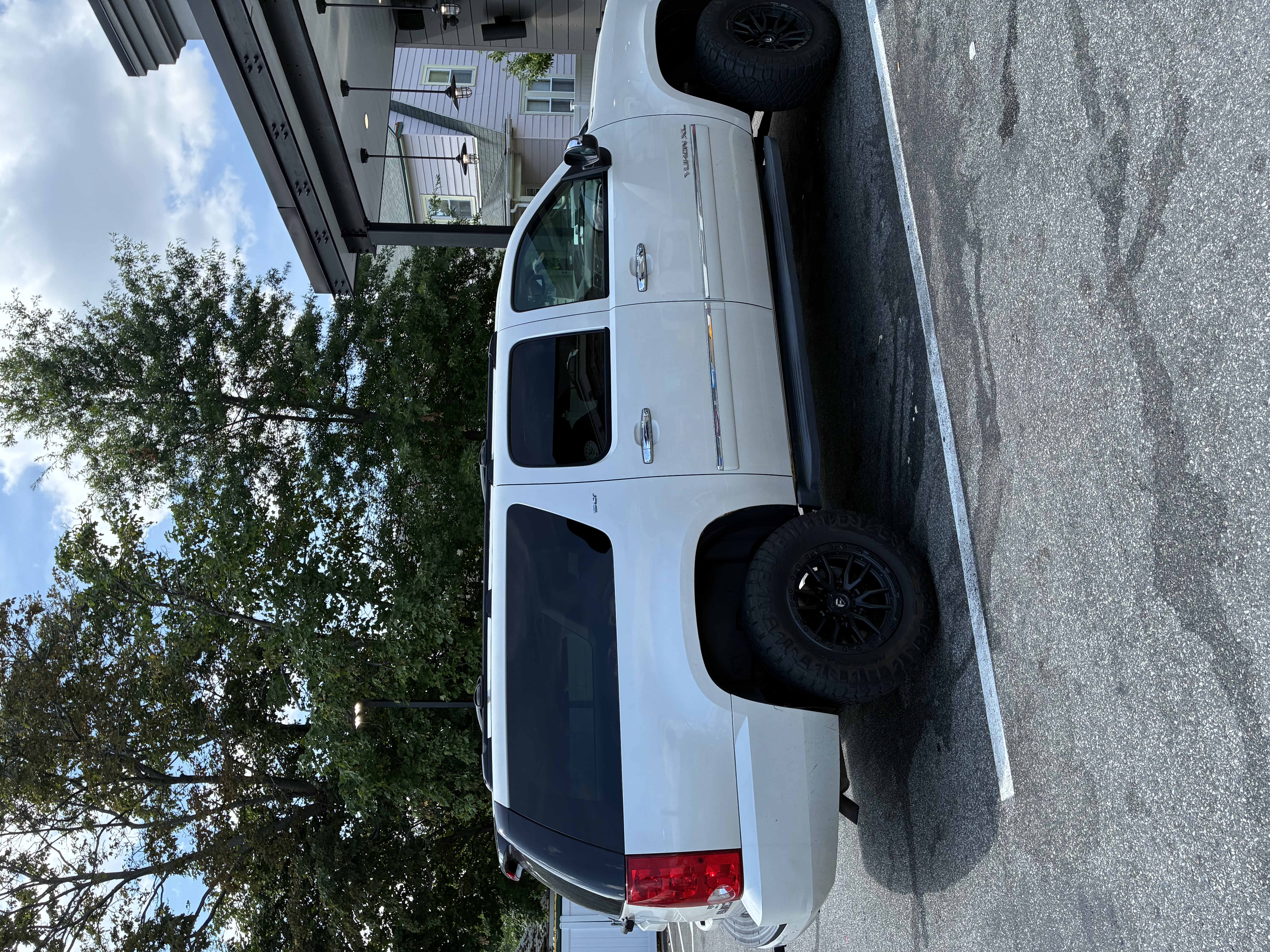 Used 2011 GMC Yukon XL SLT w/ SLT Chrome Package AWD/4WD image 1