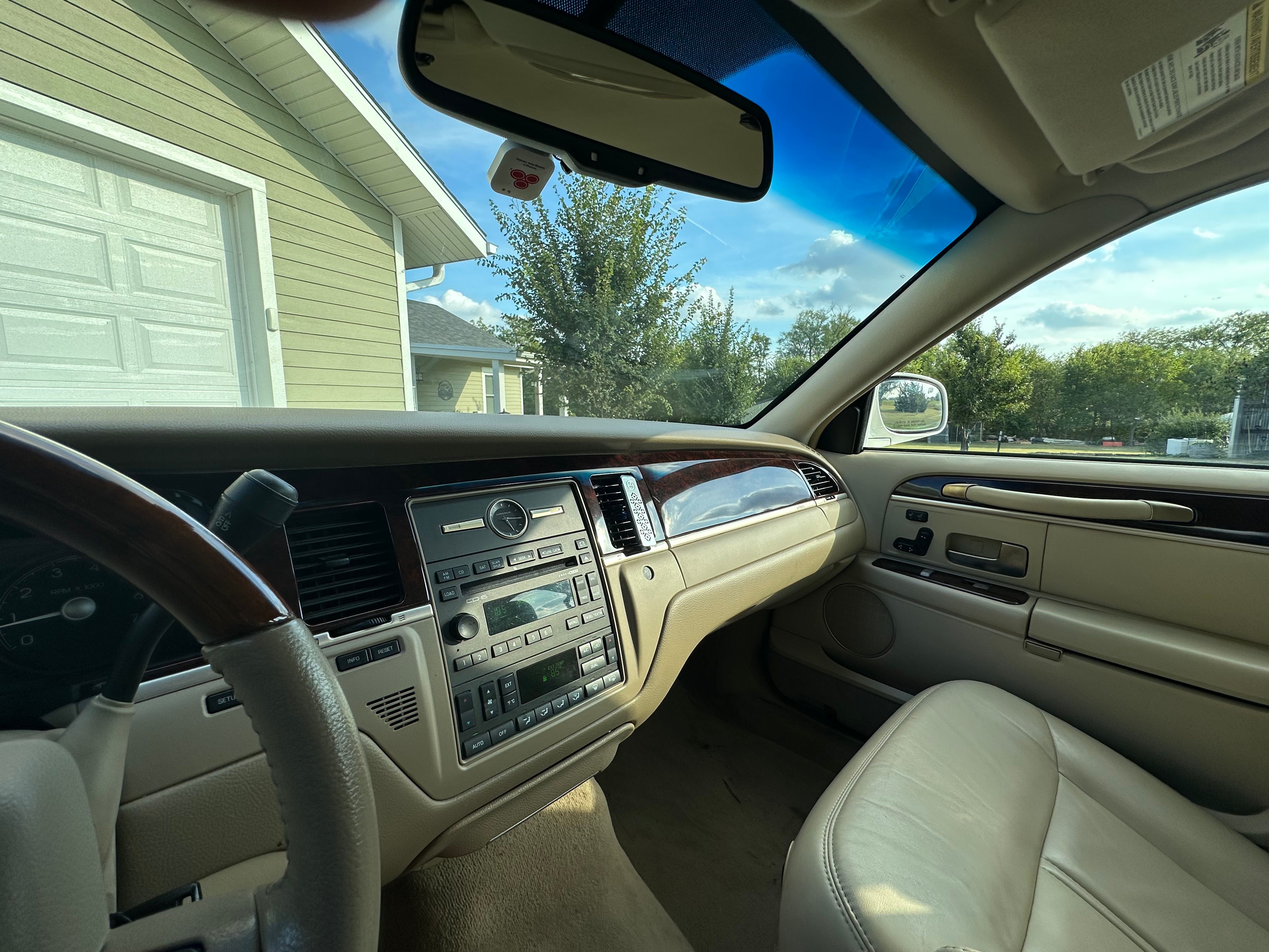 Used 2011 Lincoln Town Car Signature Limited RWD image 16
