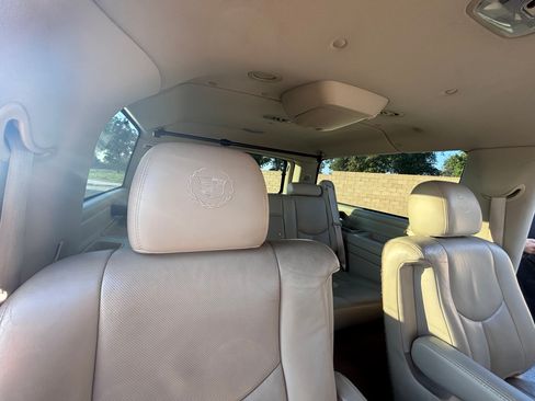 Used 2005 Cadillac Escalade ESV Platinum image 11