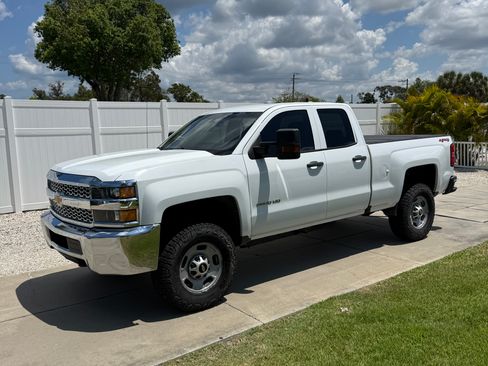 Used 2019 Chevrolet Silverado 2500 W/T AWD/4WD image 2