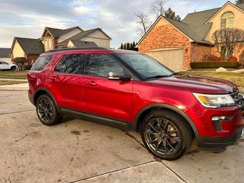 Used 2018 Ford Explorer XLT w/ Equipment Group 202A image 1