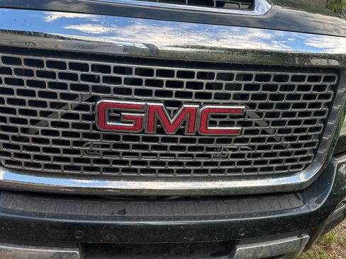 Used 2017 GMC Sierra 2500 Denali w/ Duramax Plus Package AWD/4WD image 9