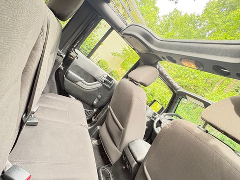 Used 2017 Jeep Wrangler Unlimited Sport w/ Connectivity Group AWD/4WD image 22