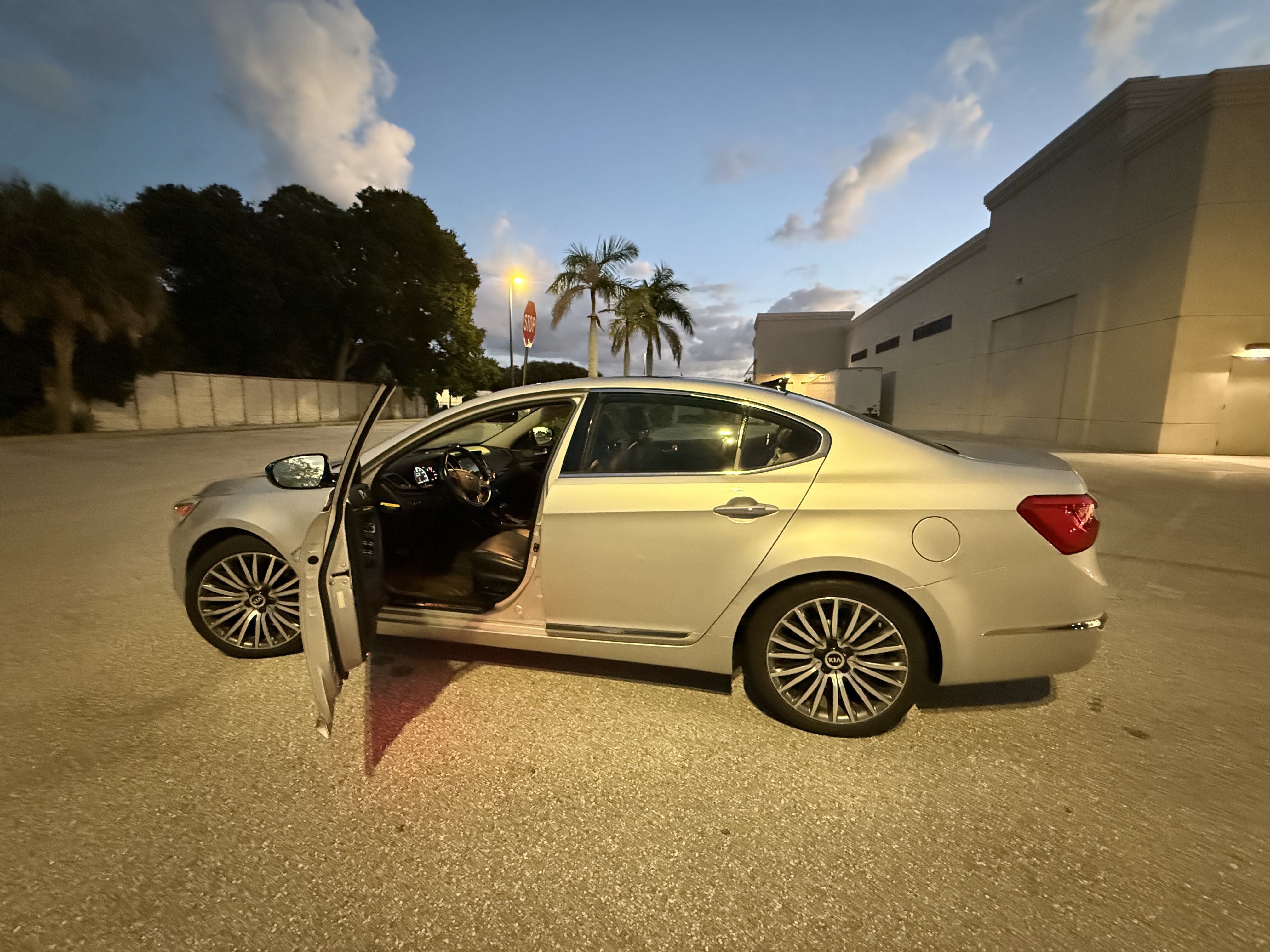 Used 2016 Kia Cadenza Premium w/ Luxury Plus Package FWD image 10