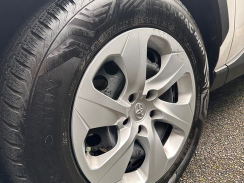 Used 2019 Toyota RAV4 LE image 16