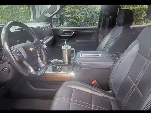 Used 2022 Chevrolet Silverado 1500 High Country w/ Technology Package image 8