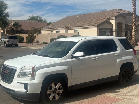 Used 2016 GMC Terrain SLE FWD image 1