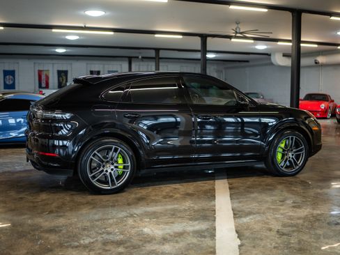 Used 2021 Porsche Cayenne Turbo S image 11