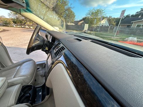 Used 2008 Cadillac DTS image 28