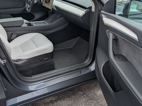 Used 2023 Tesla Model Y Long Range image 9