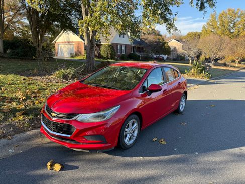 Used 2017 Chevrolet Cruze LT w/ Convenience Package image 1