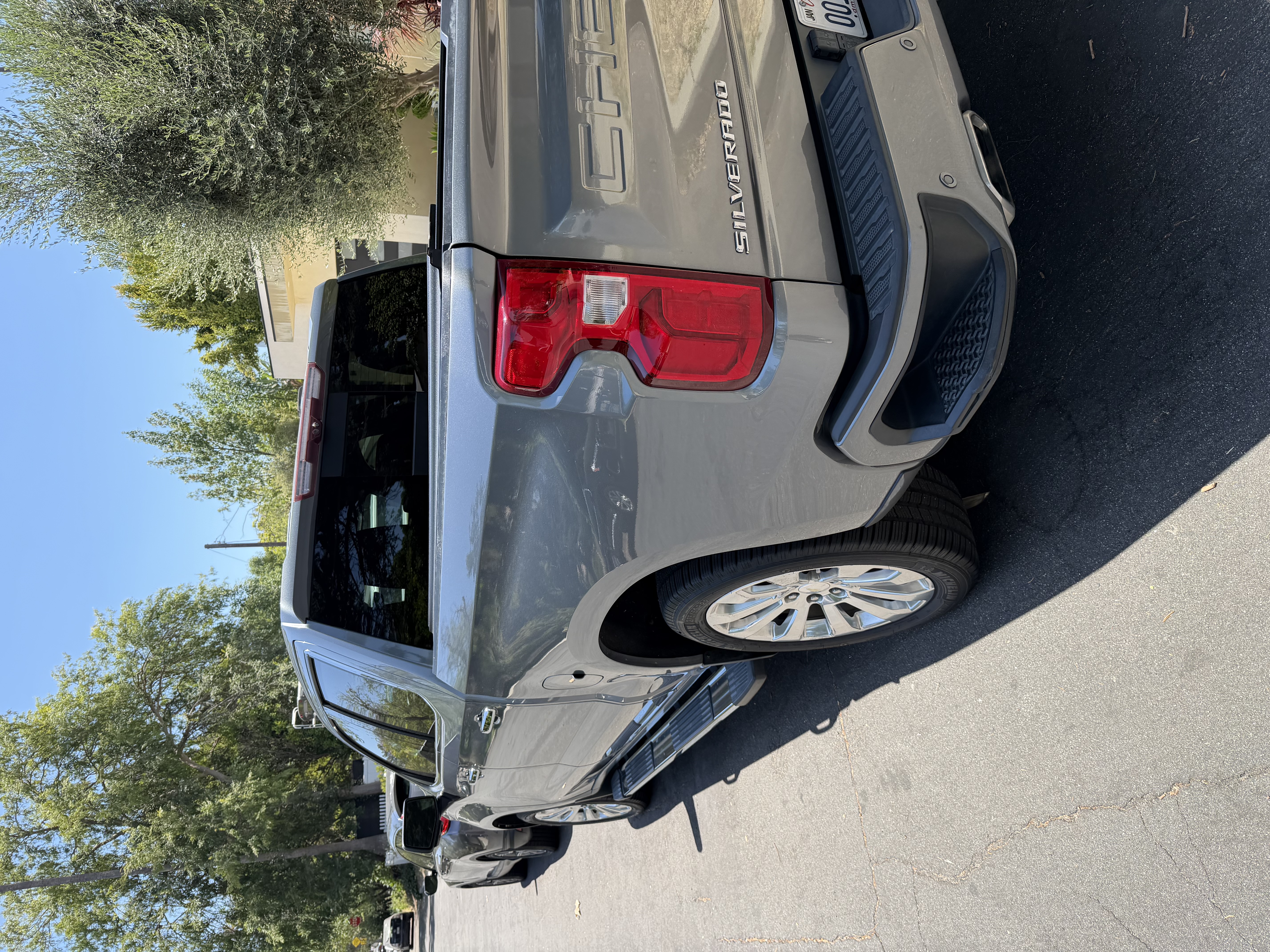 Used 2020 Chevrolet Silverado 1500 High Country w/ Technology Package AWD/4WD image 10