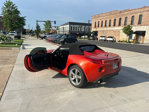 Used 2008 Pontiac Solstice GXP w/ Premium Package RWD image 2