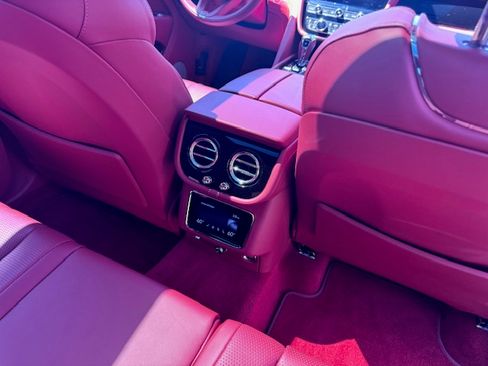 Used 2021 Bentley Bentayga image 18