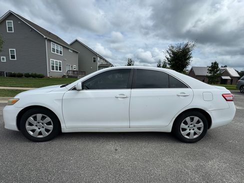 Used 2011 Toyota Camry LE FWD image 23