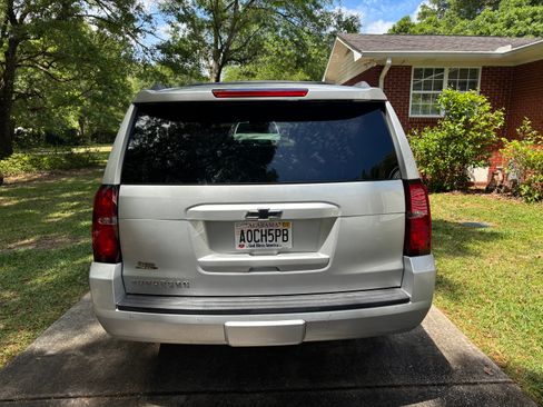 Used 2017 Chevrolet Suburban LT w/ Luxury Package RWD image 9