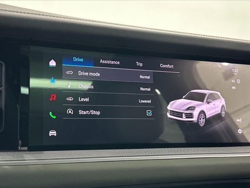 Used 2024 Porsche Cayenne image 30