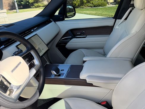 Used 2025 Land Rover Range Rover SE image 5