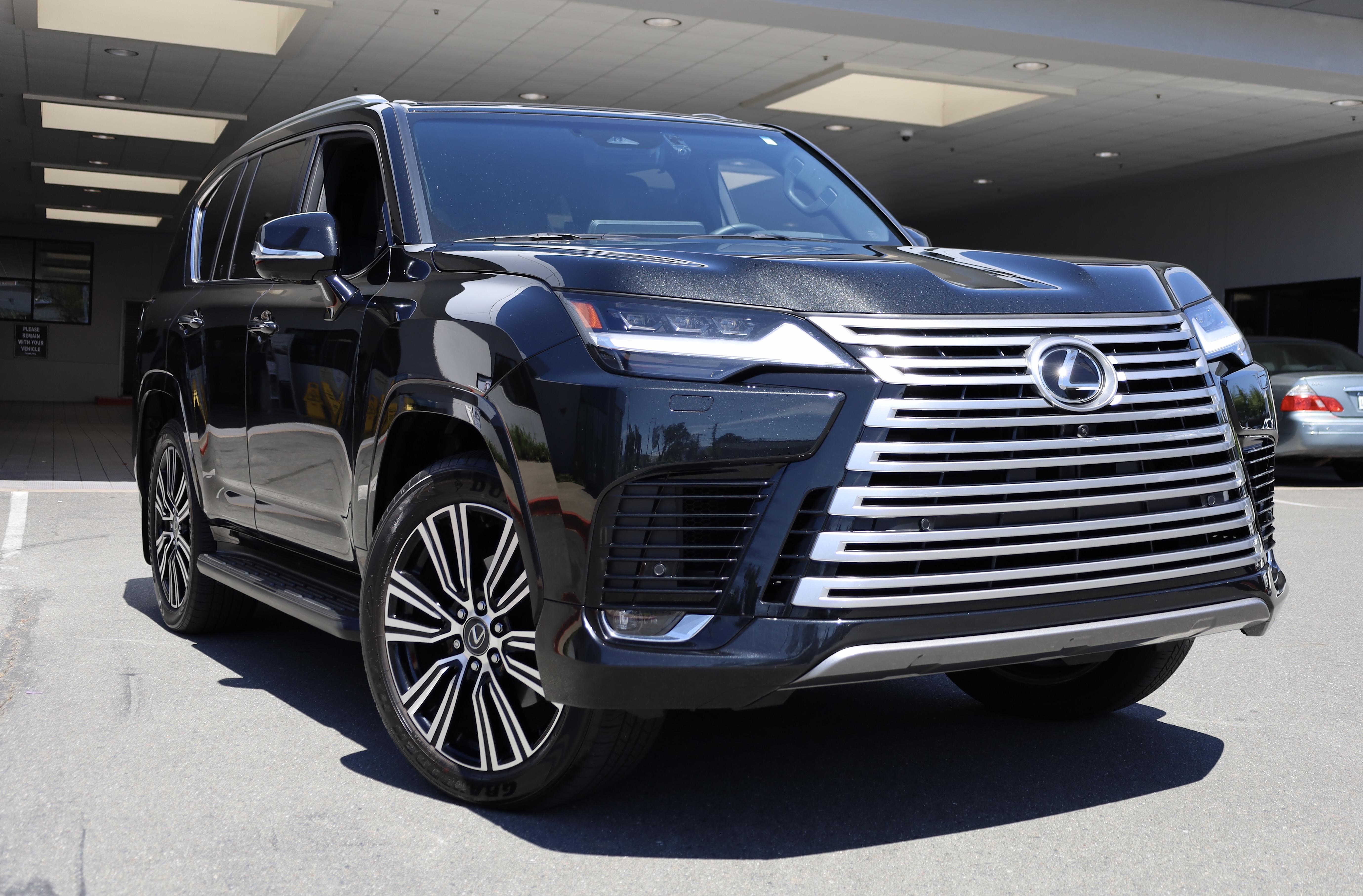 Used 2025 Lexus LX 600 4WD w/ Accessory Package (Z1) image 1