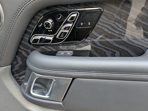 Used 2022 Land Rover Range Rover Autobiography image 25