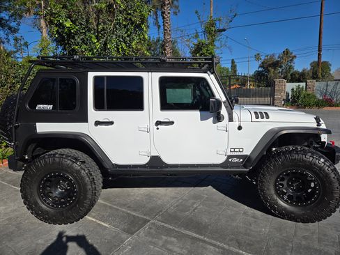 Used 2017 Jeep Wrangler Unlimited Sahara w/ Connectivity Group image 15