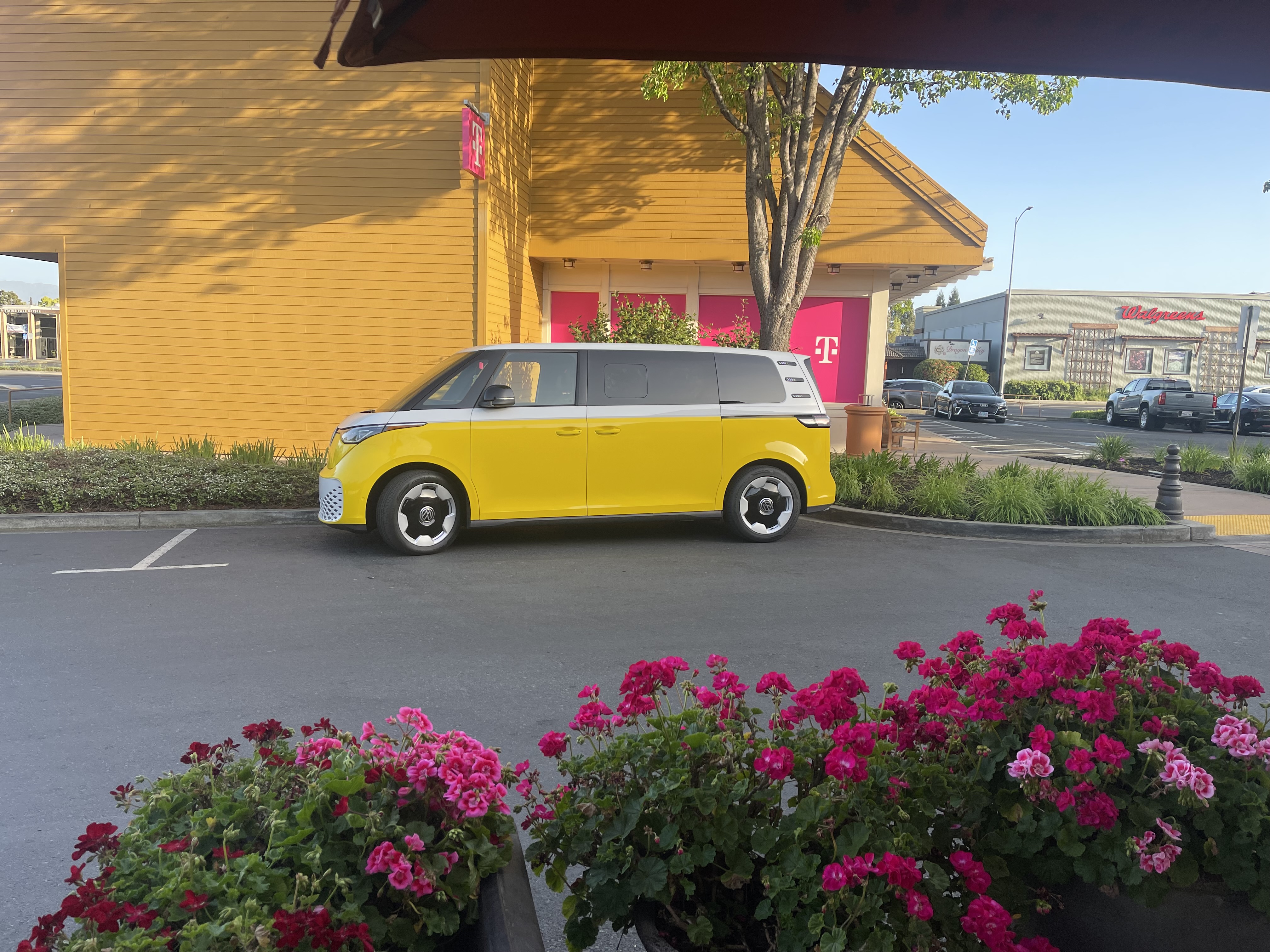 Used 2025 Volkswagen ID. Buzz Pro S RWD image 2