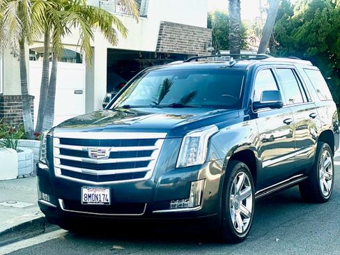 Used 2019 Cadillac Escalade Premium Luxury image 2