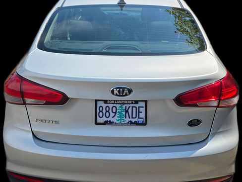 Used 2017 Kia Forte LX image 5