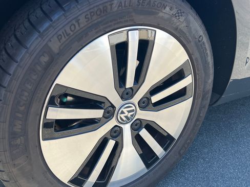 Used 2019 Volkswagen e-Golf SEL Premium image 9