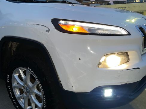 Used 2016 Jeep Cherokee Sport image 4