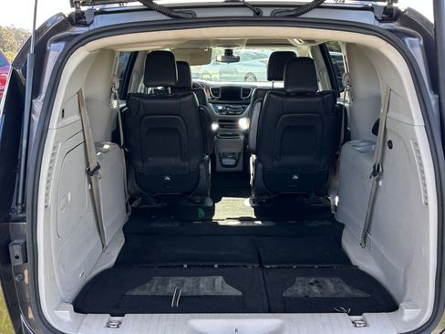 Used 2018 Chrysler Pacifica Touring-L image 6