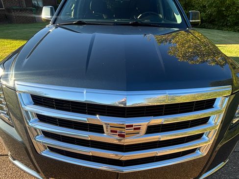 Used 2020 Cadillac Escalade Luxury image 2