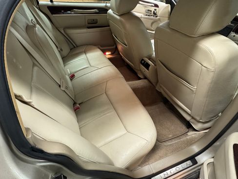 Used 2011 Lincoln Town Car Signature Limited image 14