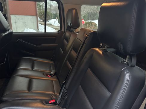 Used 2010 Ford Explorer XLT image 18