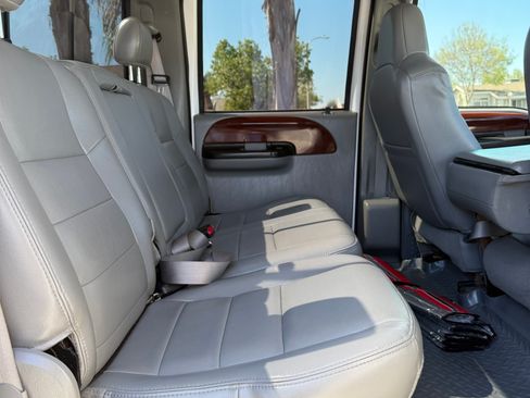 Used 2005 Ford F250 Lariat image 9