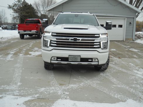 Used 2022 Chevrolet Silverado 2500 High Country w/ Z71 Off-Road Package image 2