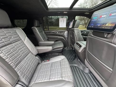 Used 2024 Cadillac Escalade ESV V w/ LPO, ONYX Package image 9