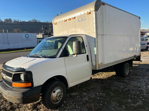 Used 2006 Chevrolet Express 3500 image 2