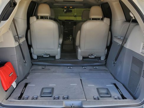 Used 2011 Toyota Sienna XLE image 9