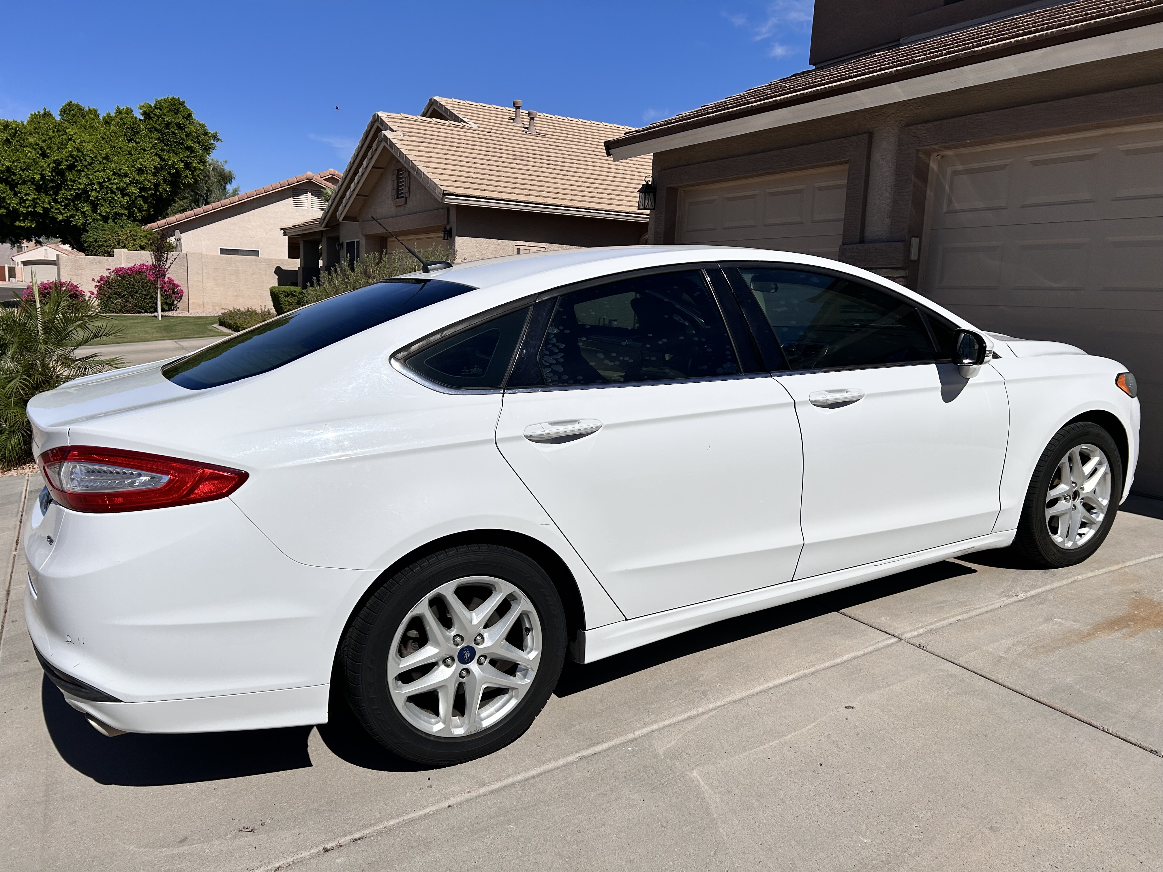 Used 2014 Ford Fusion SE FWD image 2